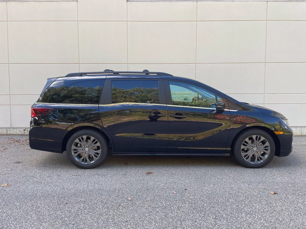 New 2027 Crystal Black Pearl Honda Touring image 4
