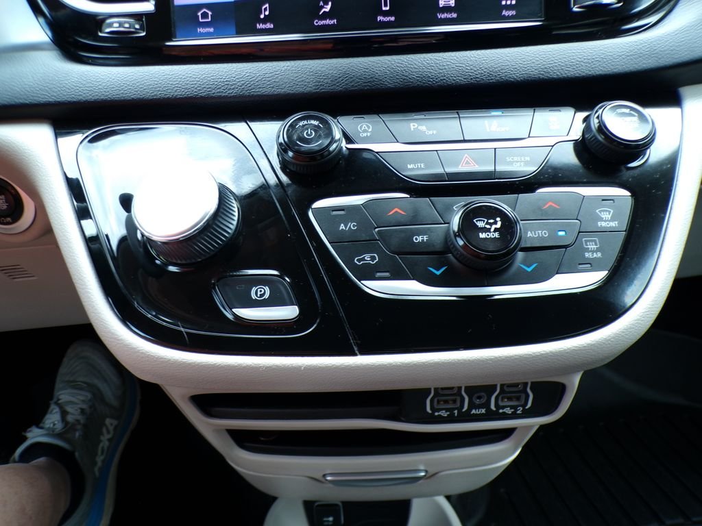 Used 2023 Brilliant Black Crystal Pearlcoat Chrysler Touring L image 21