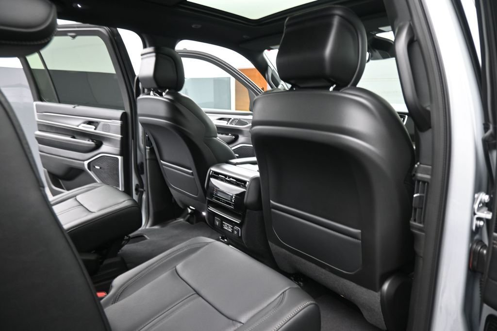 New 2026 Silver-Zynith Exterior Paint Jeep Limited Reserve image 24