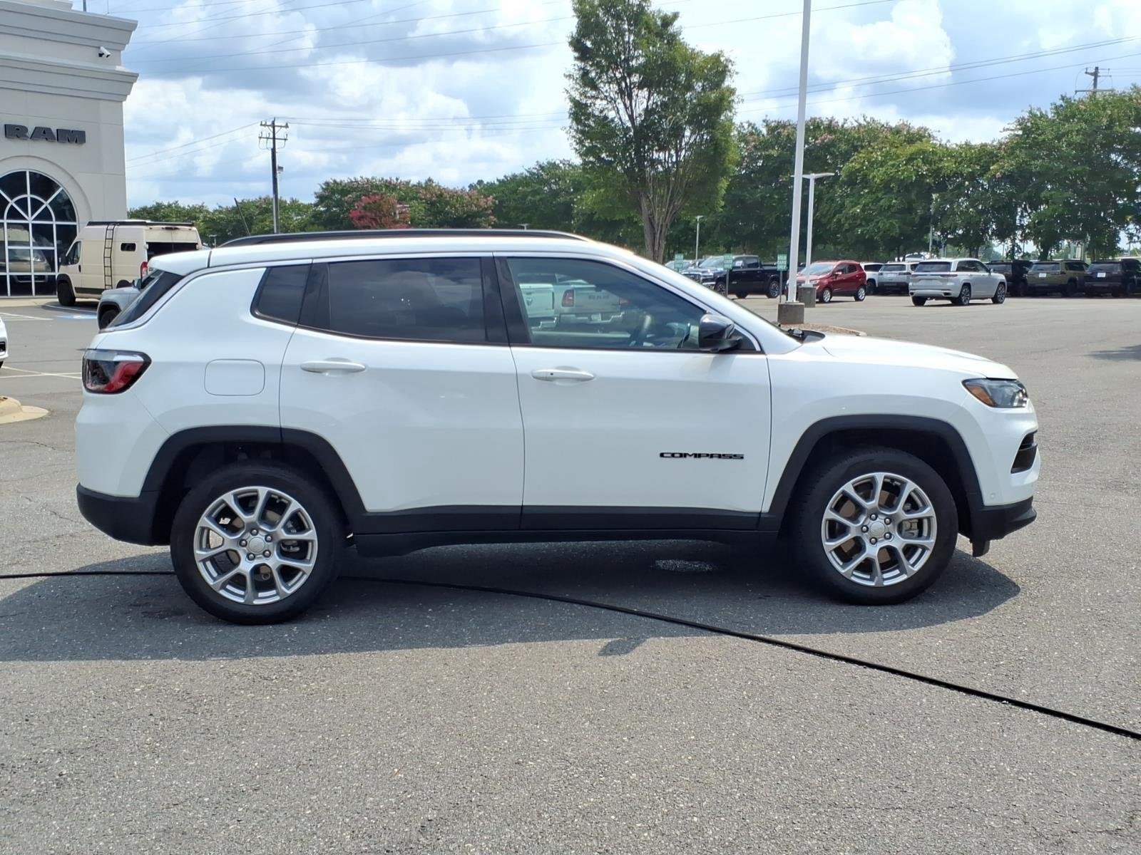 Used 2023 Bright White Clearcoat Jeep Latitude Lux image 11