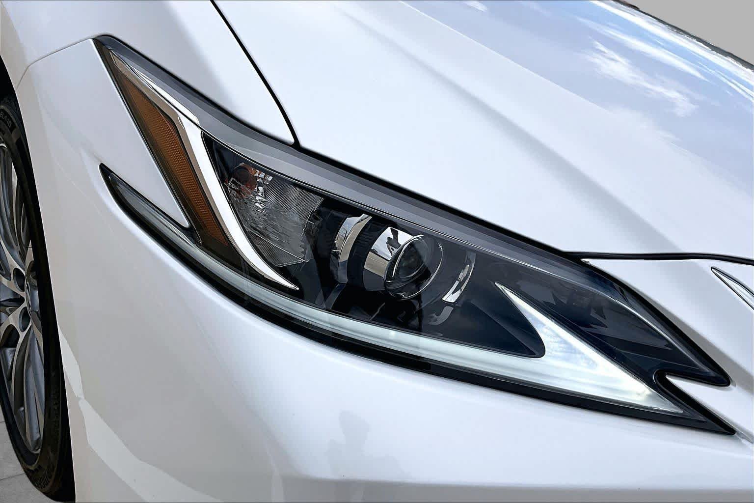 Used 2020 Eminent White Pearl Lexus  image 28