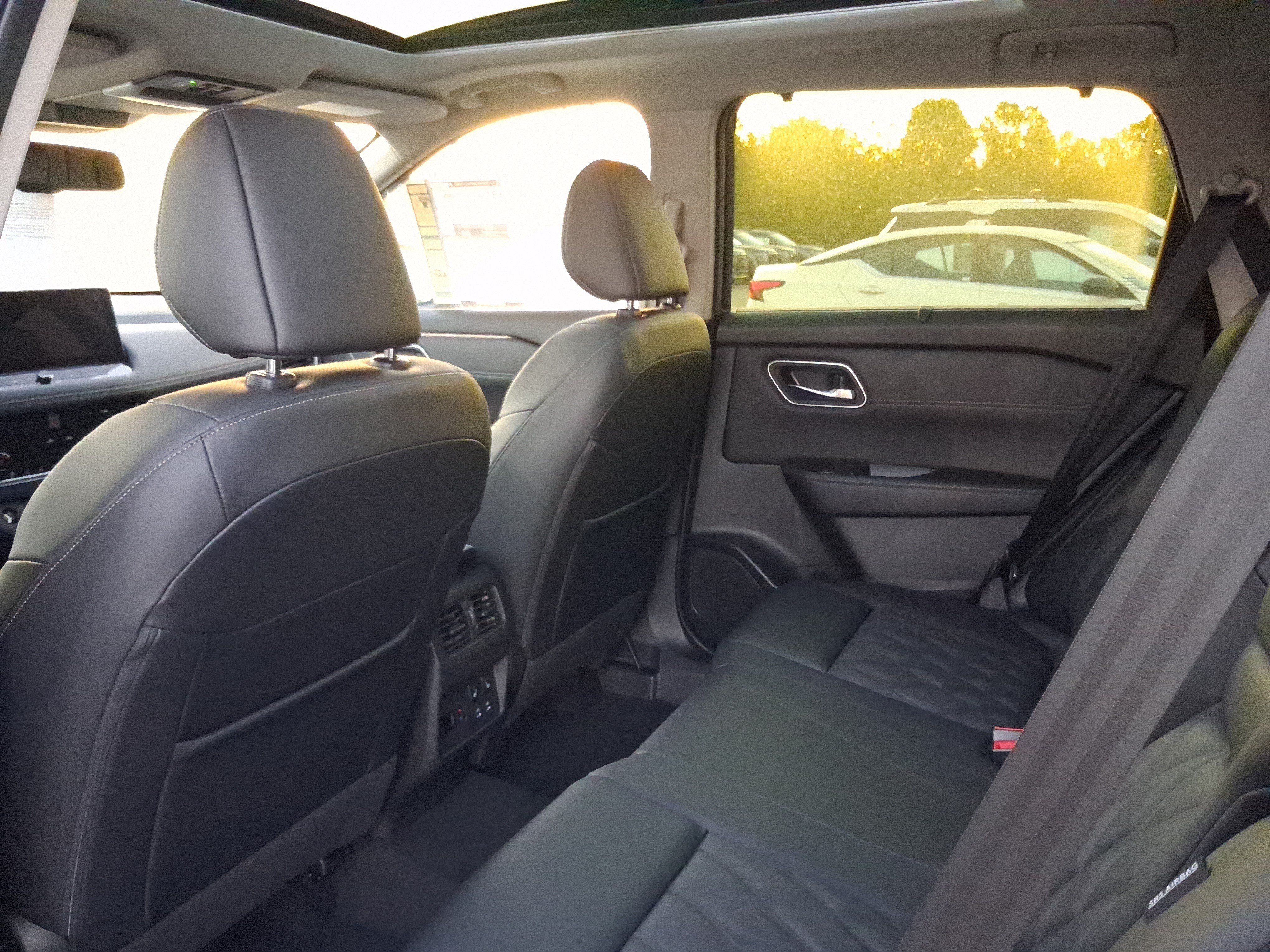 New 2026 Boulder Gray Pearl / Super Black Two-tone Nissan Platinum image 5