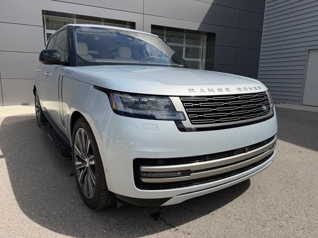 Used 2023 Hakuba Silver Metallic Land Rover SE image 3