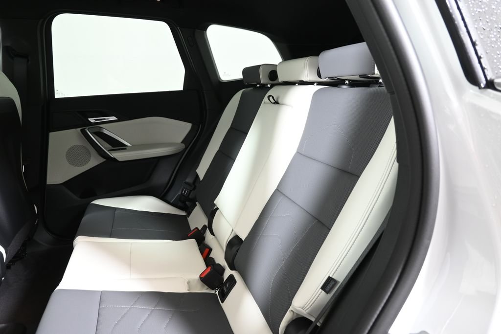 New 2026 White Metallic BMW xDrive28i image 4