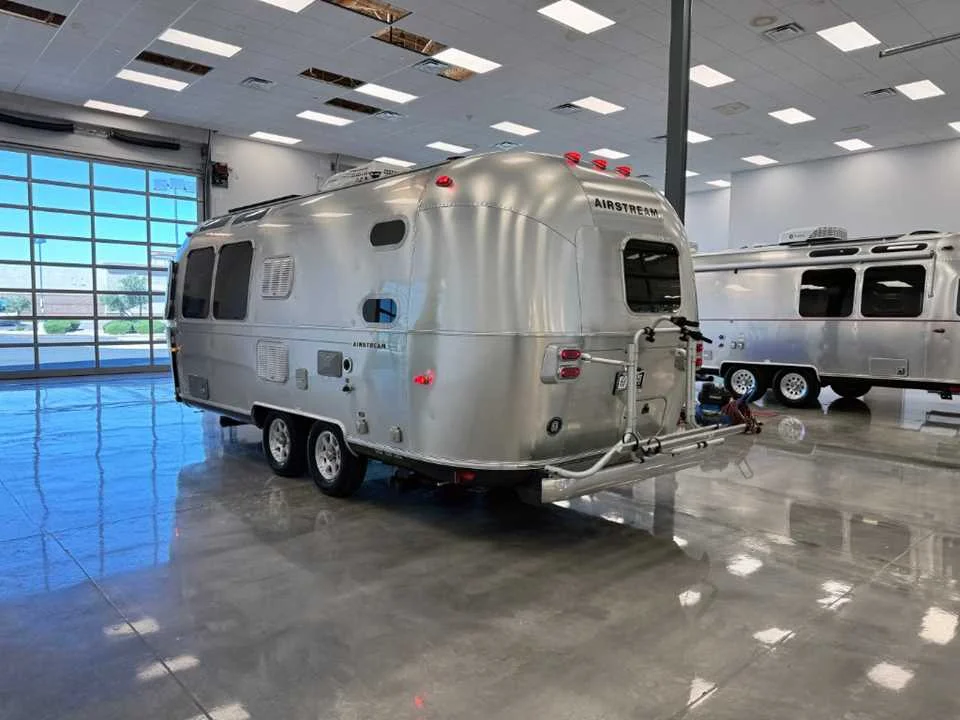 Used 2014 SILVER AIRSTREAM  image 3