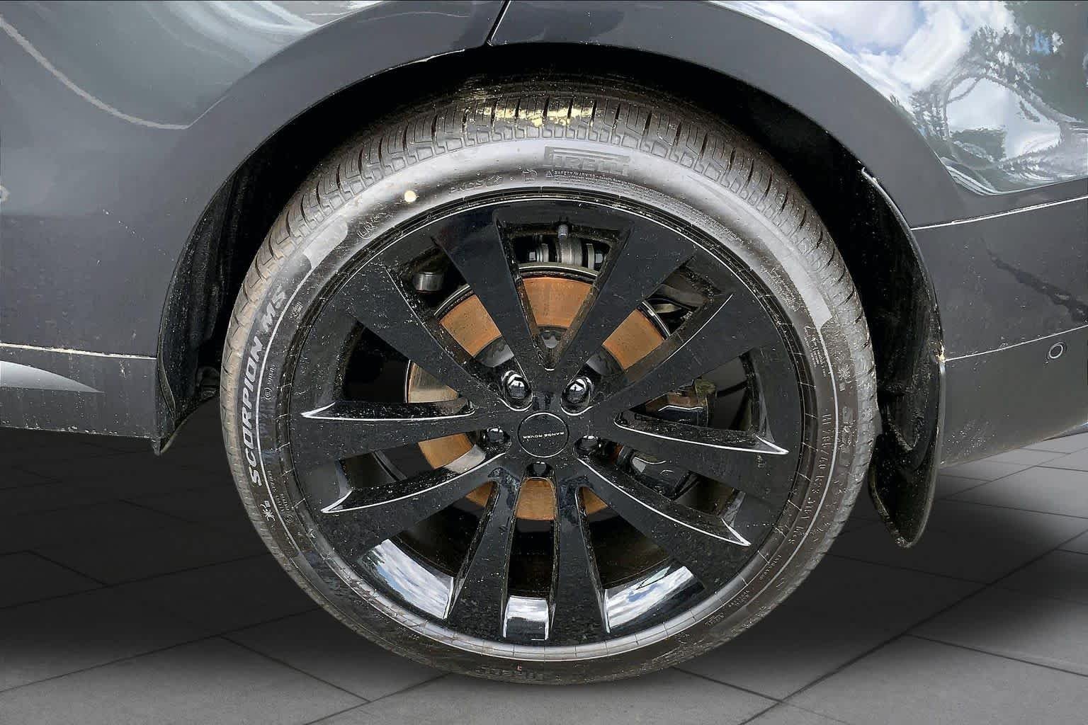 New 2026 Carpathian Grey Land Rover SE image 16