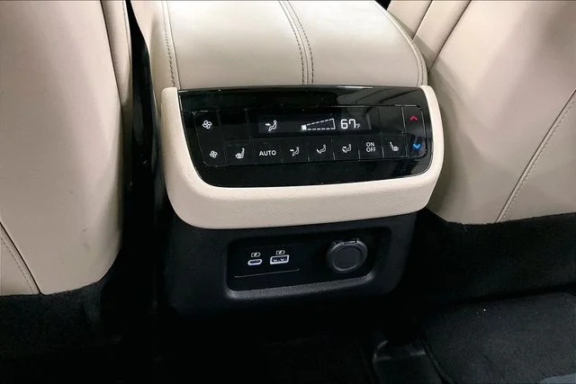 Used 2024 Majestic White INFINITI LUXE image 33