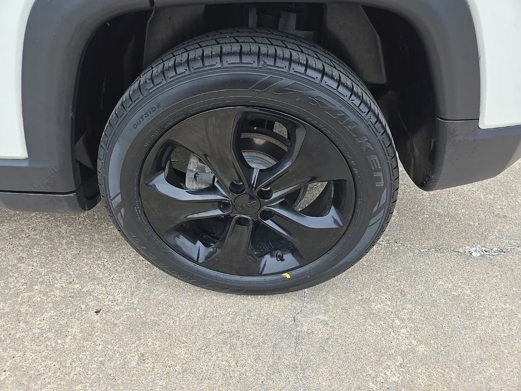 Used 2018 White Jeep Latitude image 20