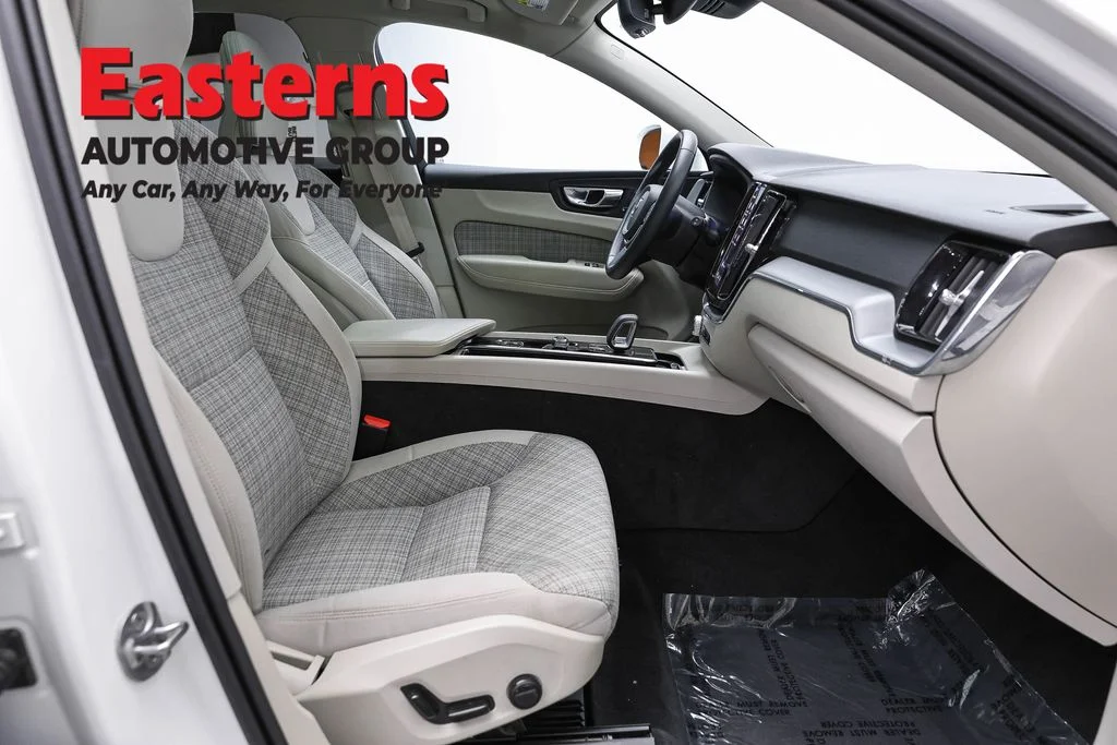 Used 2022 White Volvo B5 Momentum image 25