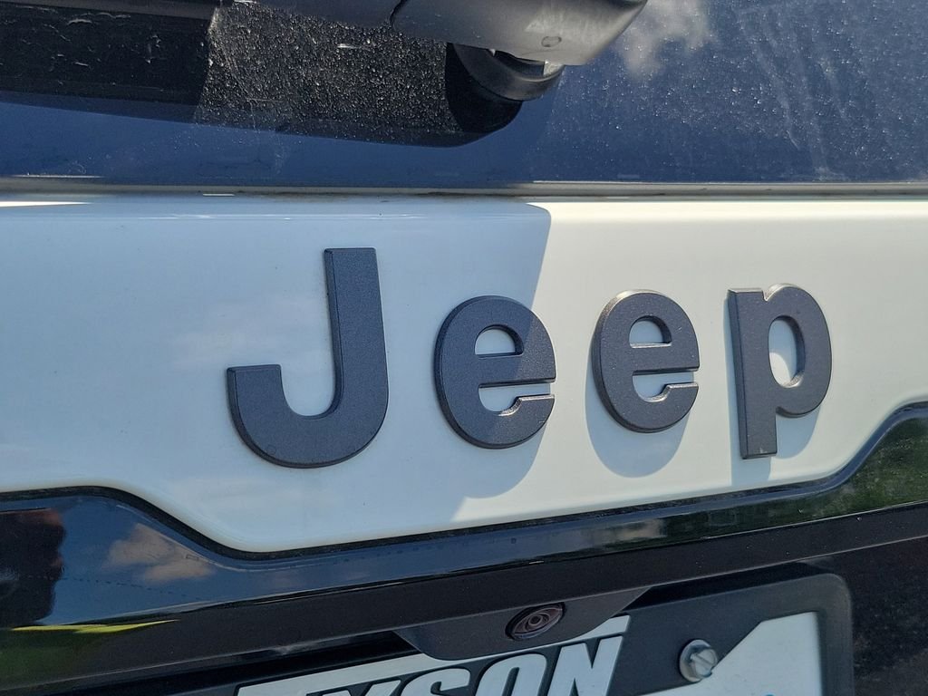 New 2026 Bright White Clear-Coat Exterior Paint Jeep Overland image 6