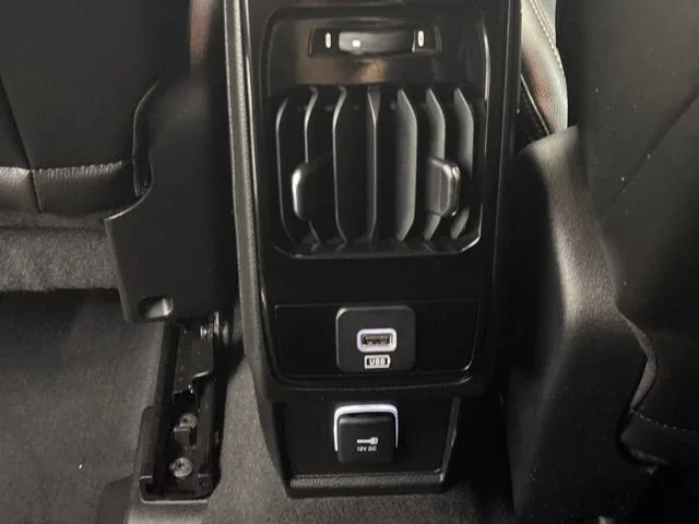 Used 2022  Jeep Latitude Lux image 16