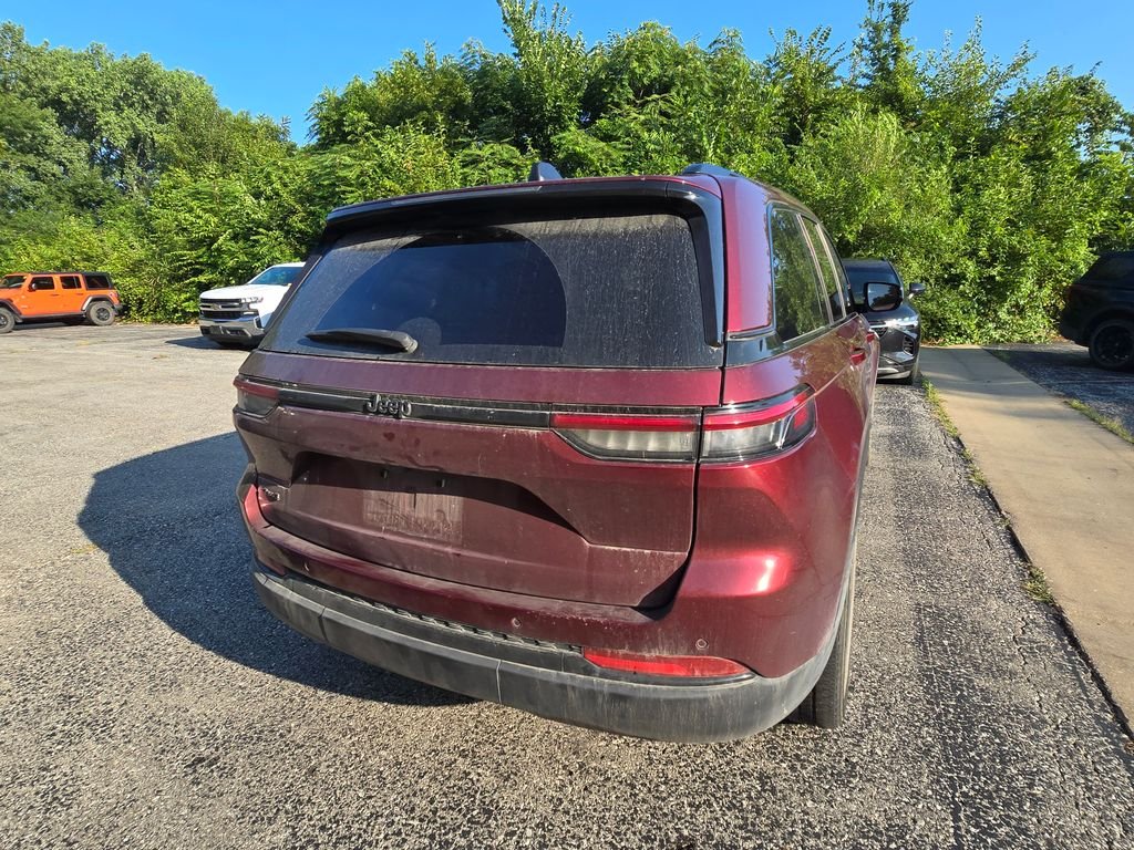 Used 2023 Red Jeep Altitude X image 7