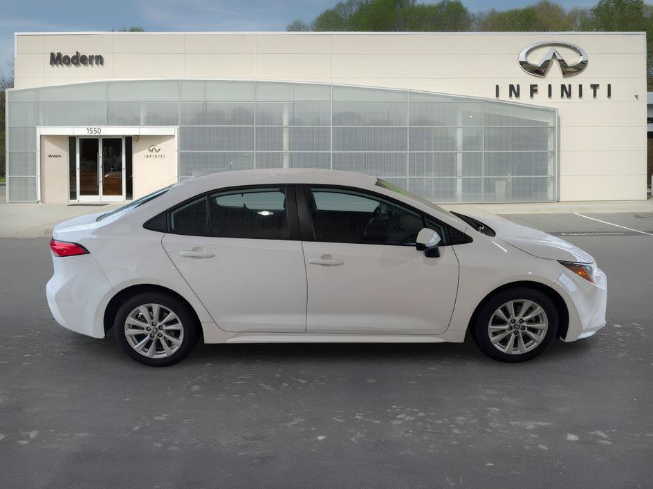Used 2023 Ice Toyota LE image 3