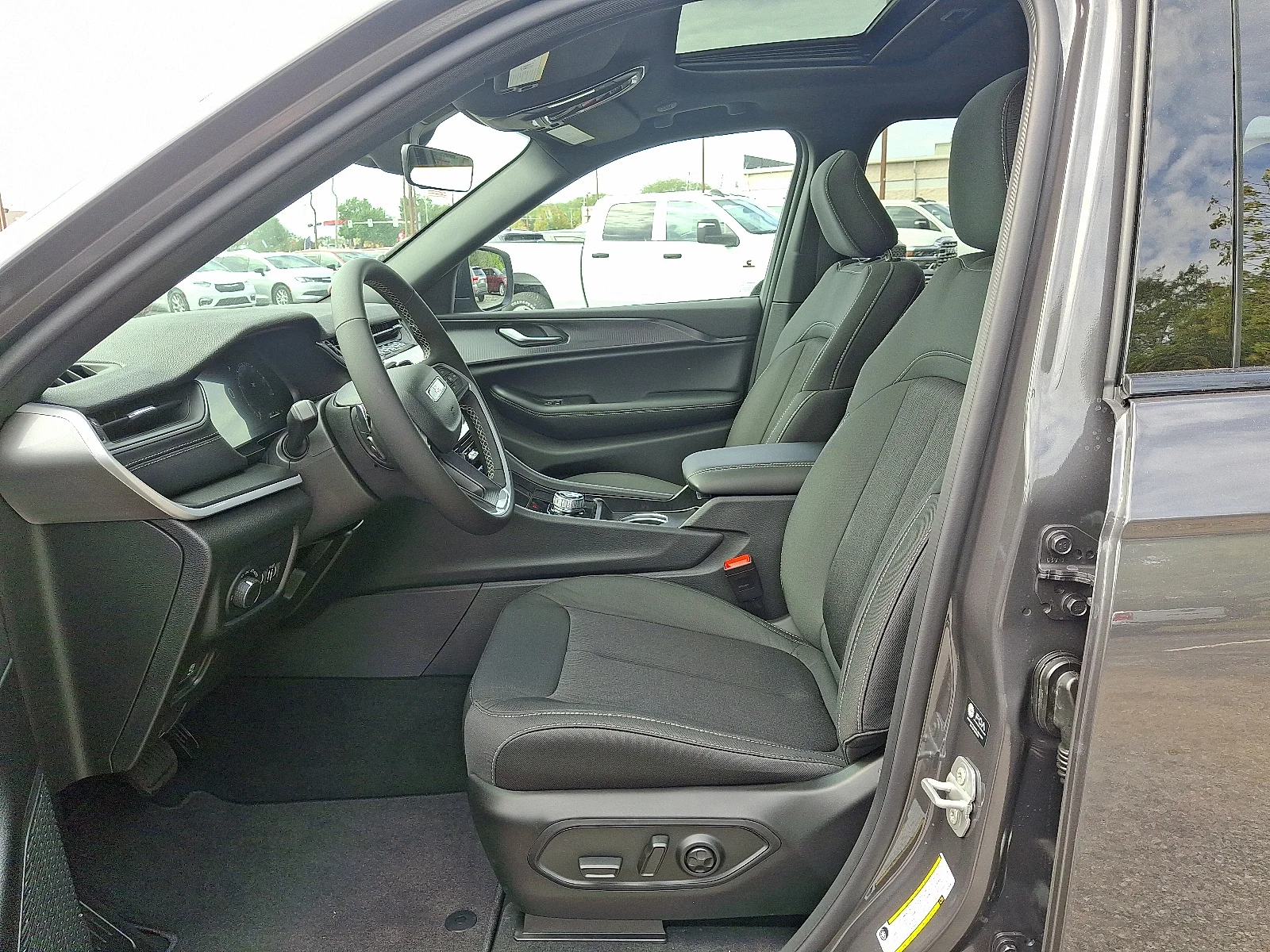 New 2025 Baltic Gray Metallic Clear-Coat Exterior Paint Jeep Laredo X image 14