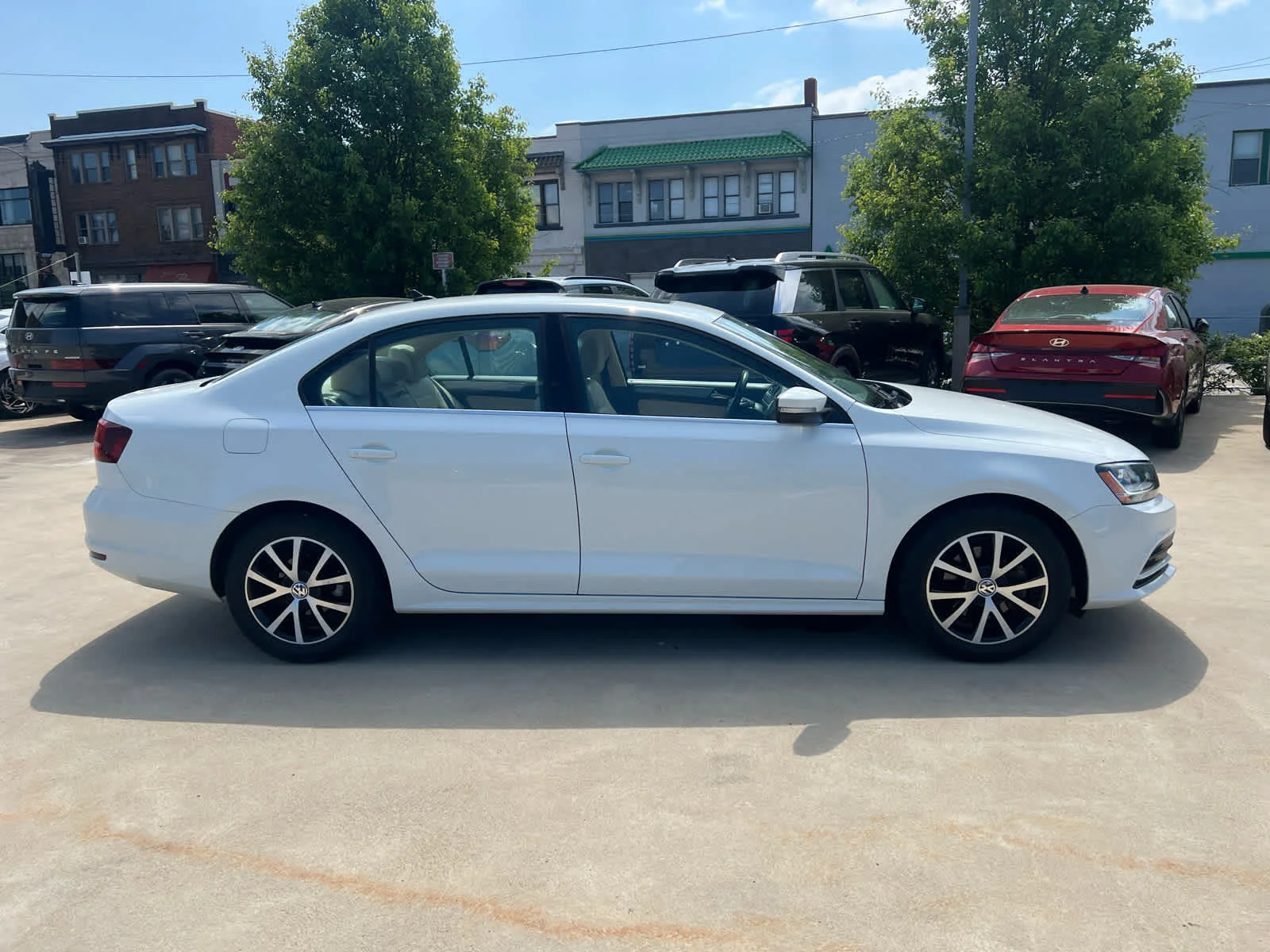 Used 2017 Pure White Volkswagen 1.4T SE image 4