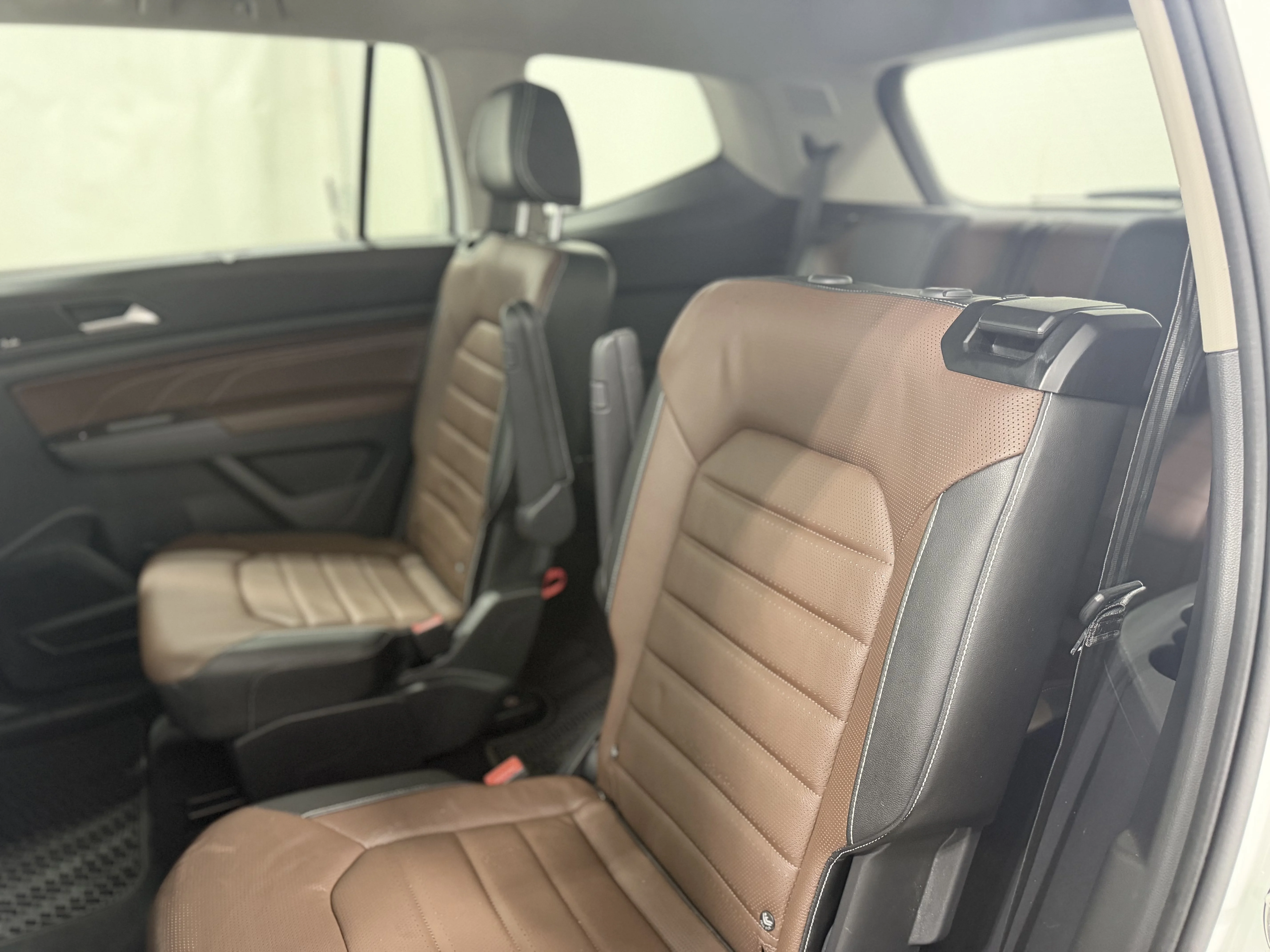 Used 2021  Volkswagen 3.6L V6 SEL Premium image 28