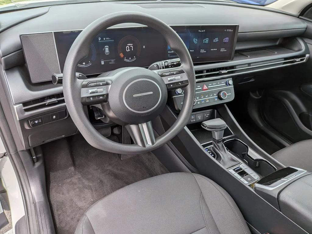 Used 2025 White Hyundai SE image 10
