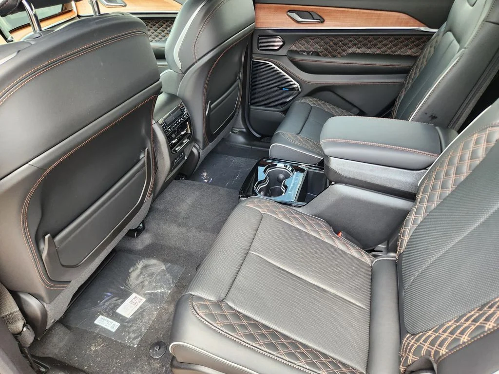 New 2026 Diamond Black Crystal Pearl-Coat Exterior Paint Jeep Summit image 19