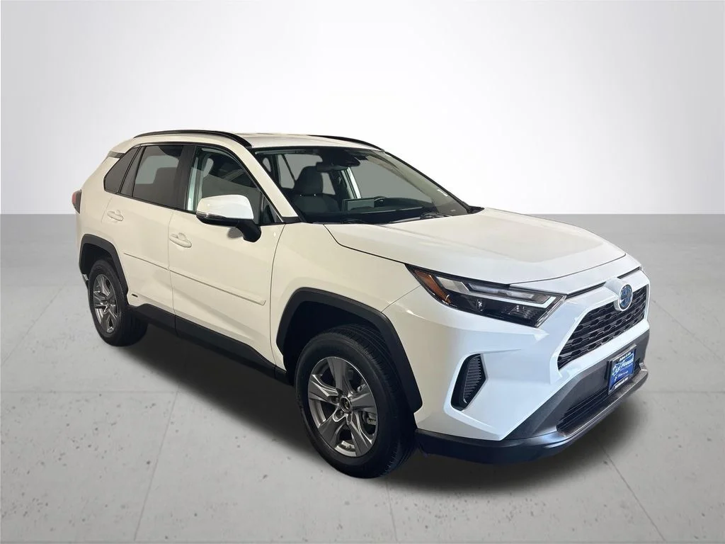 Used 2024 Ice Toyota LE image 4