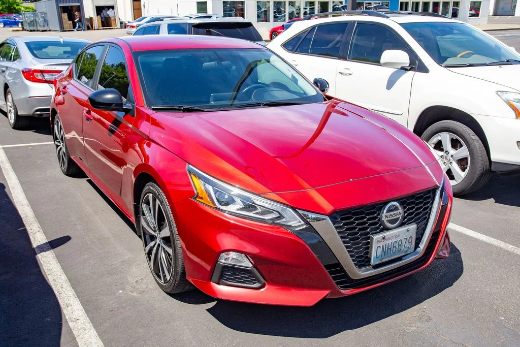 Used 2019 Scarlet Nissan 2.5 SR image 3