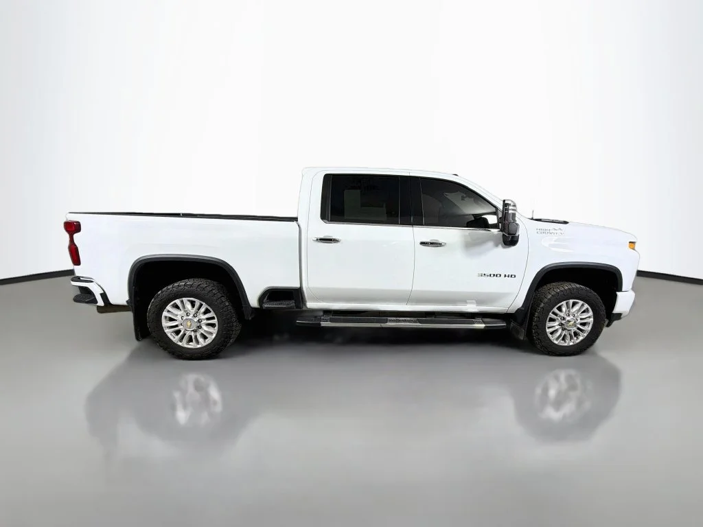 Used 2022 White Chevrolet High Country image 5