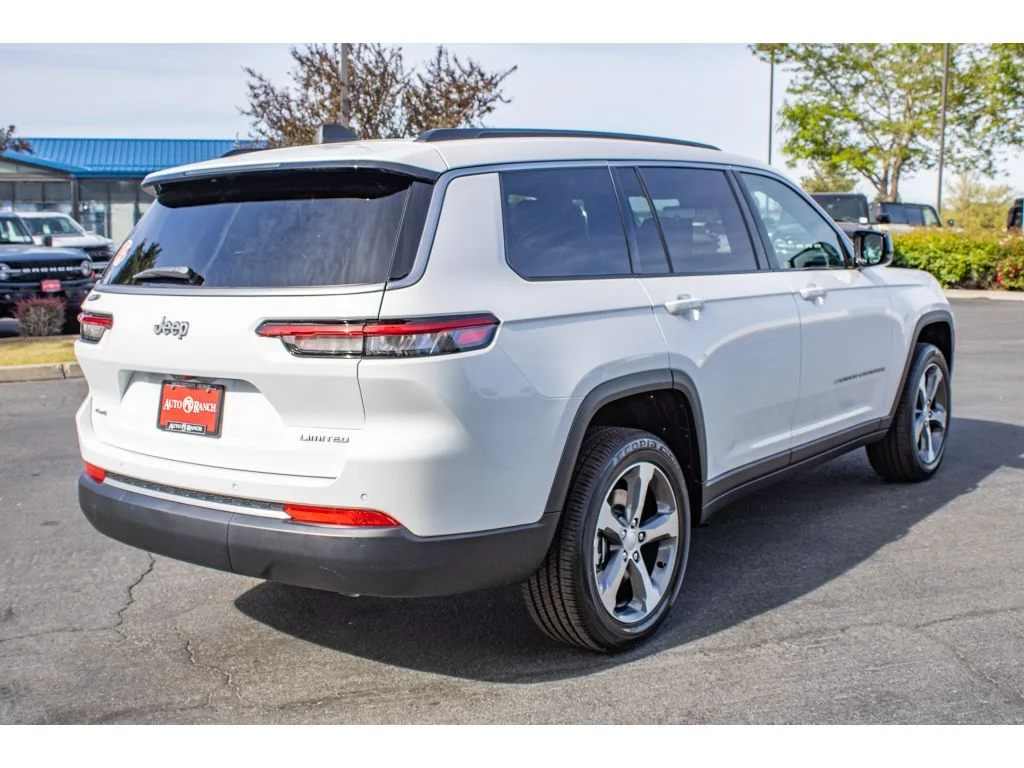 New 2026 Bright White Clear-Coat Exterior Paint Jeep Limited image 8