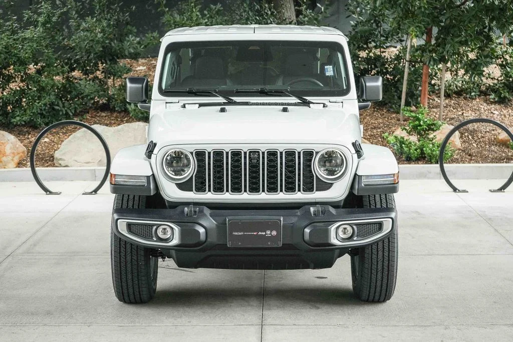 New 2026 Bright White Clear-Coat Exterior Paint Jeep Sahara image 2