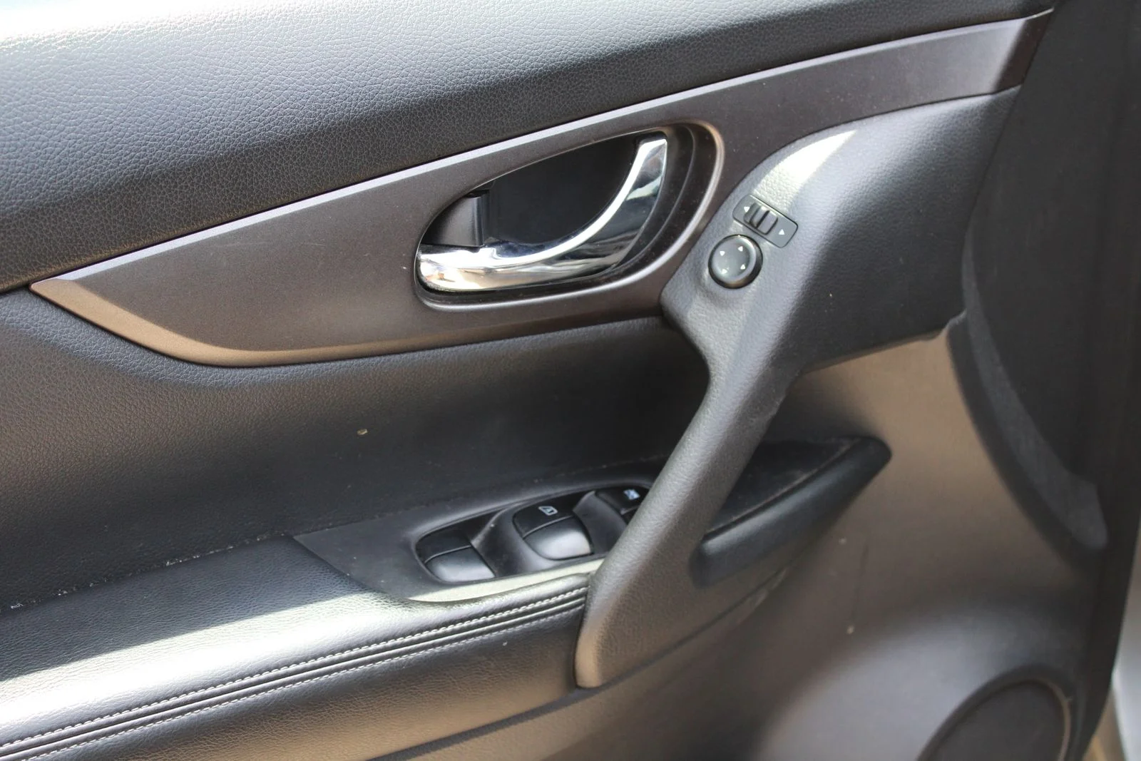 Used 2015 Gray Nissan SV image 8