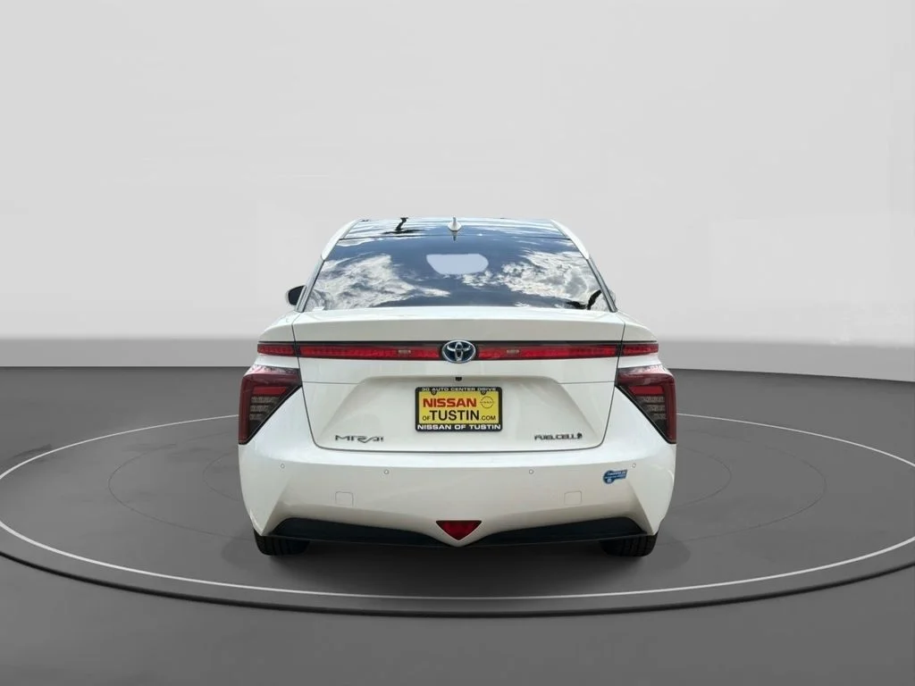 Used 2018 Crystal White Toyota Base image 5