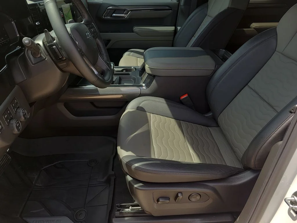 Used 2025 White Chevrolet ZR2 image 20