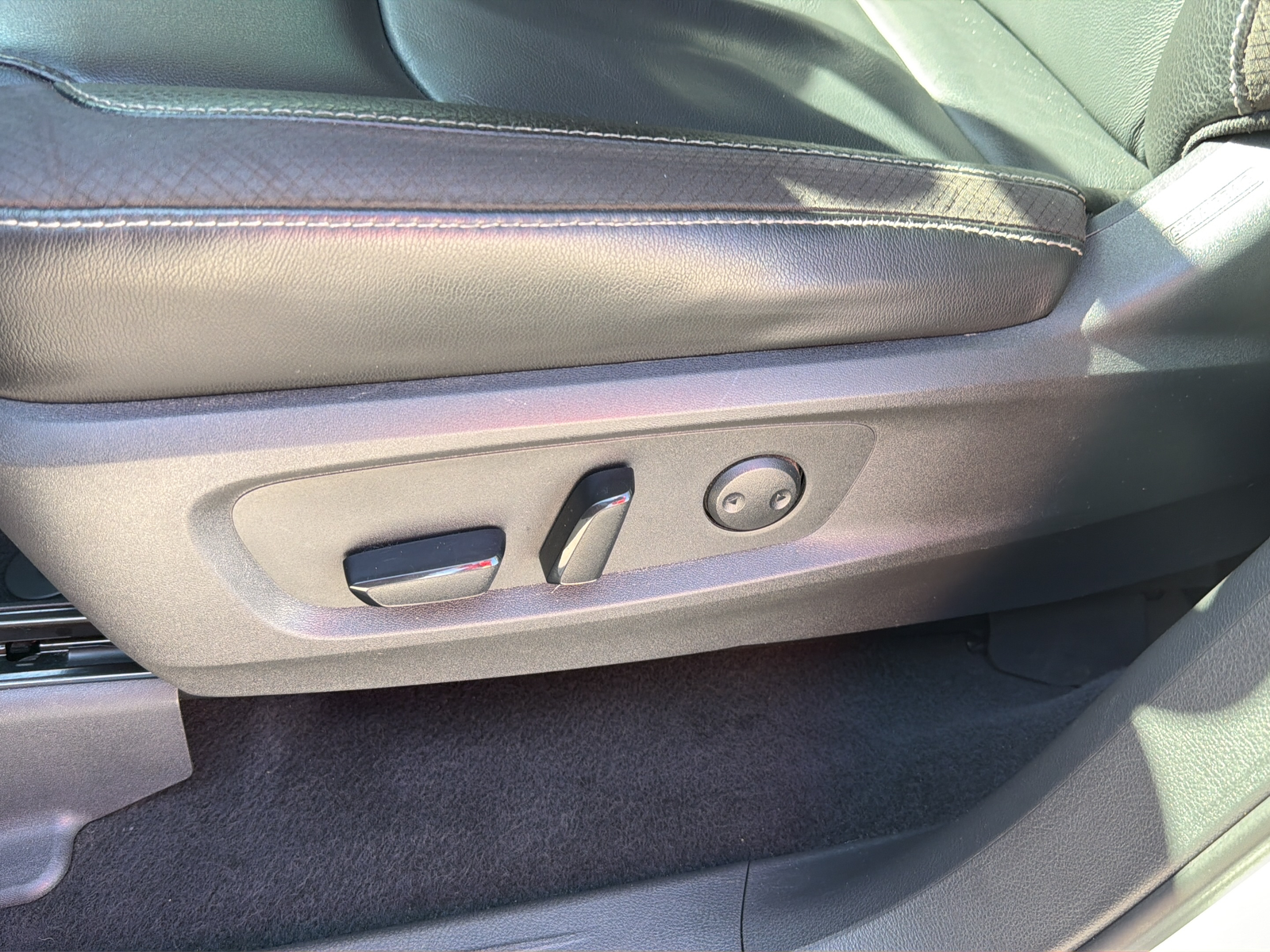 Used 2023 White Nissan SL image 30
