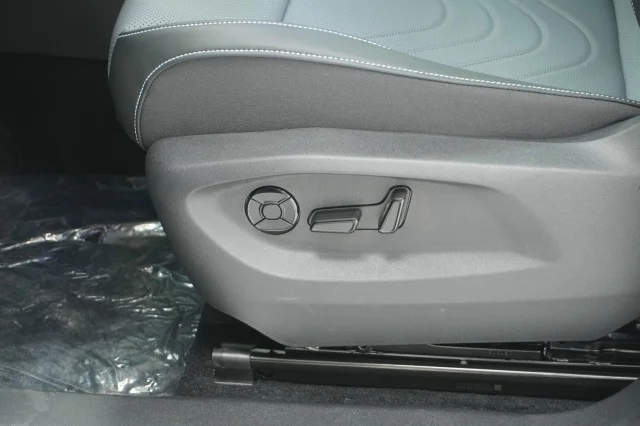 New 2026 Platinum Gray Metallic Volkswagen 2.0T SE image 17