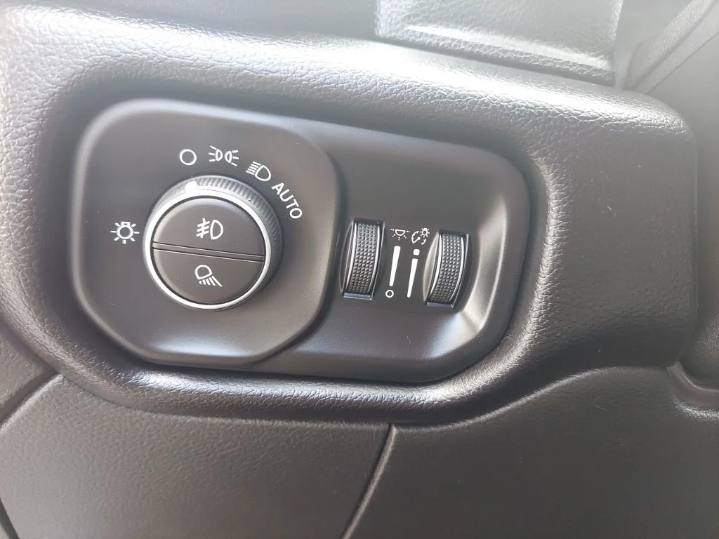 Used 2024 Silver Ram Laramie image 20