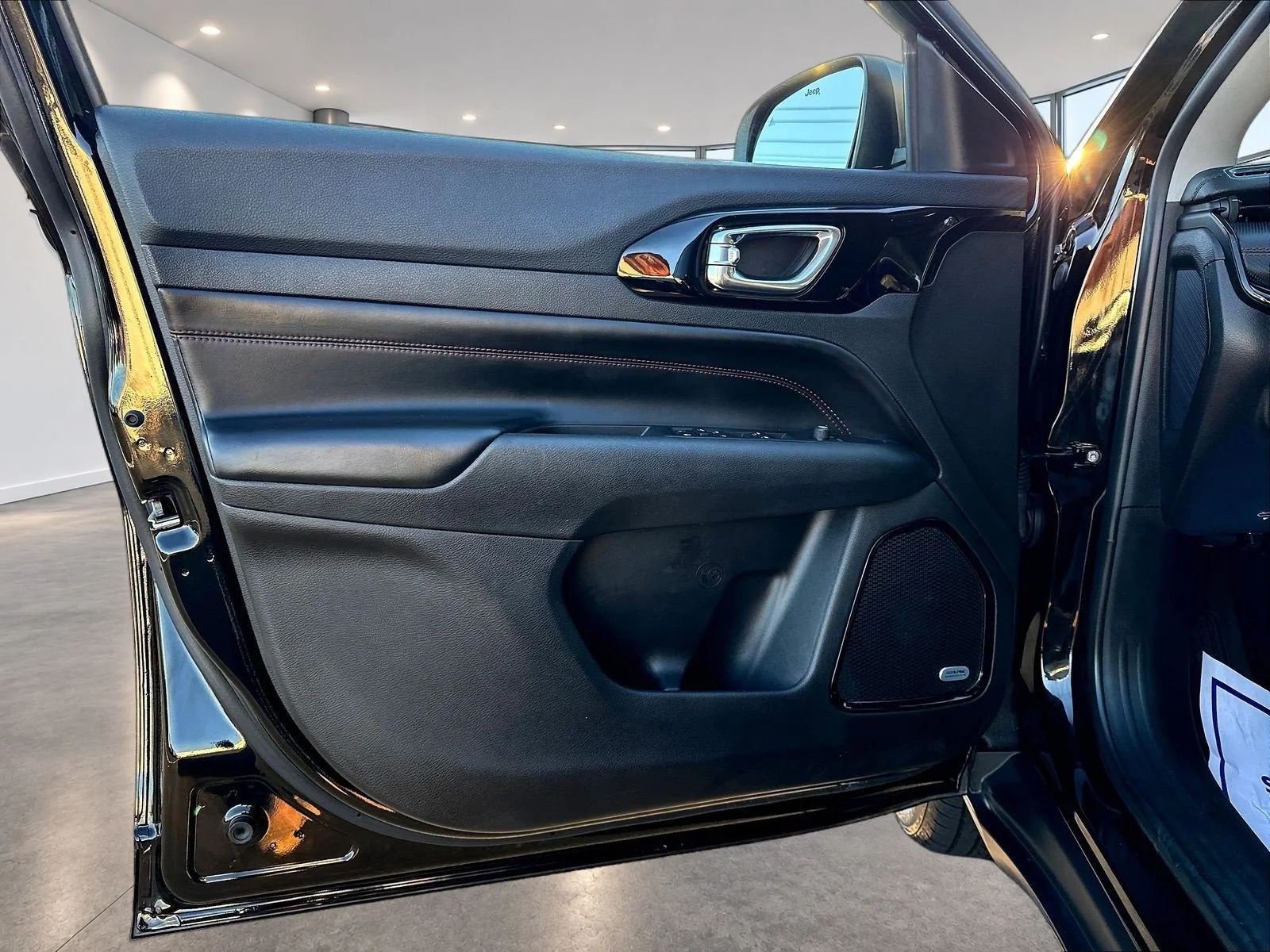 Used 2022 Diamond Black Jeep Trailhawk image 21