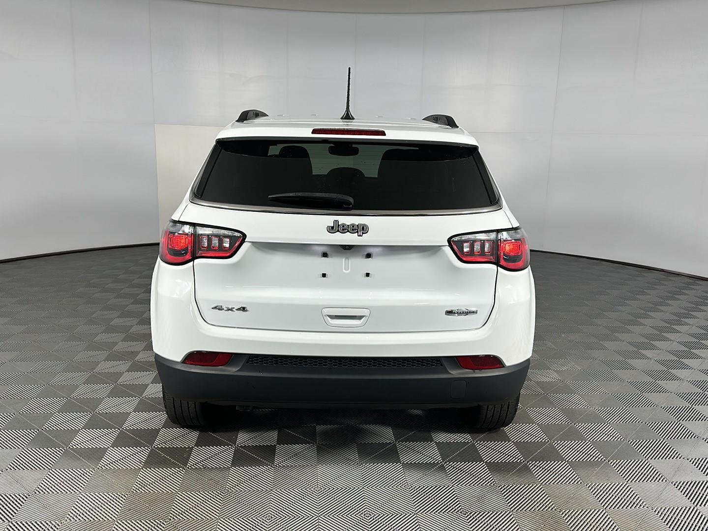 Used 2024 Bright White Clearcoat Jeep Latitude image 28