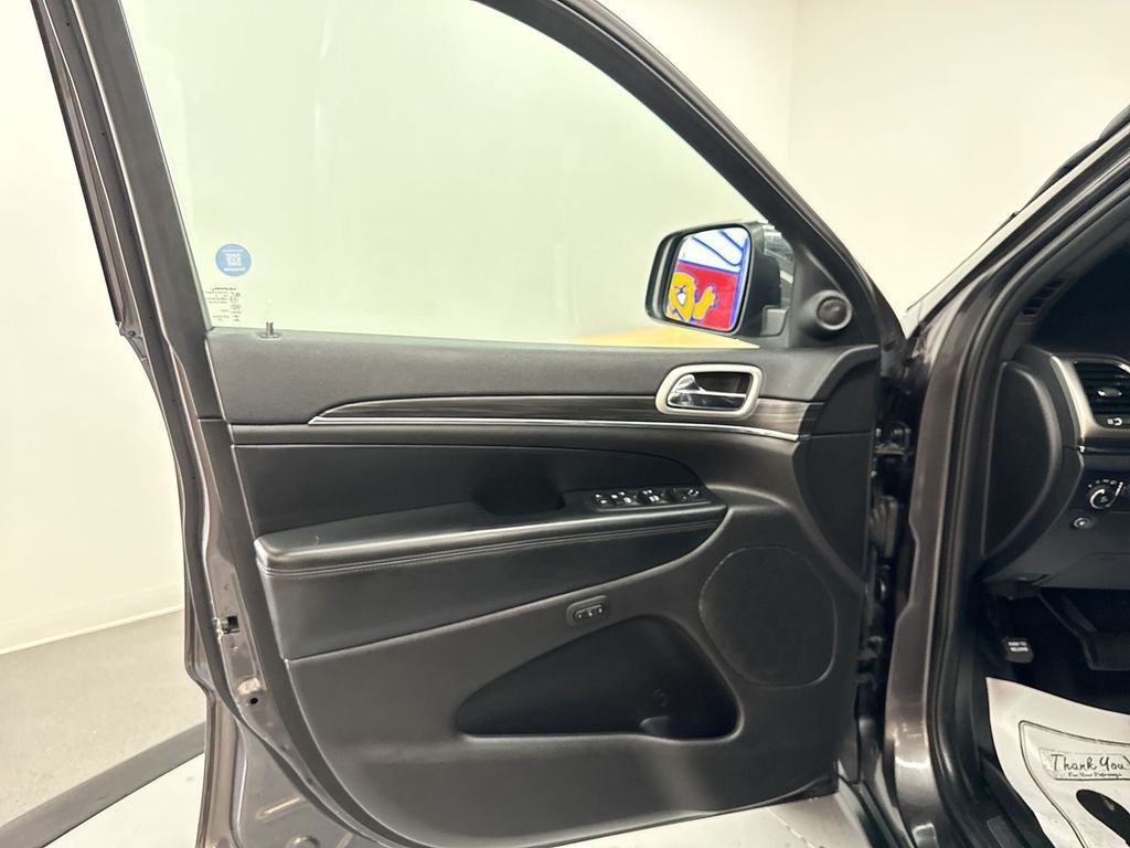 Used 2019 Crystal Metallic Jeep Limited image 14