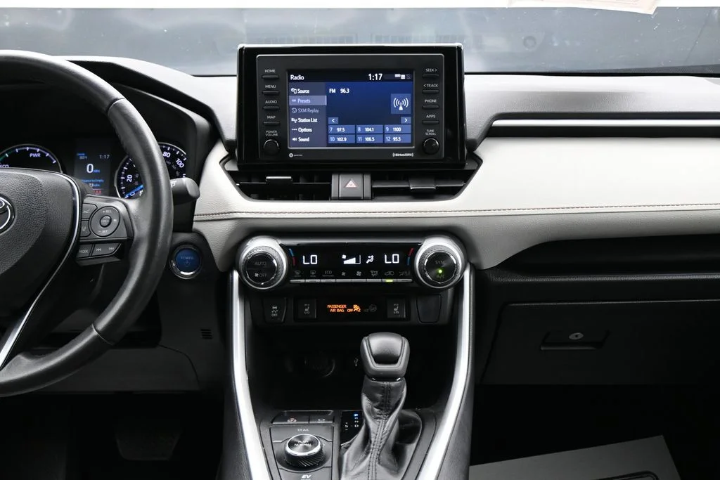 Used 2022 White Toyota XLE image 18