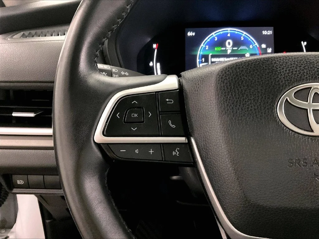 Used 2025 Beige Toyota XLE image 22