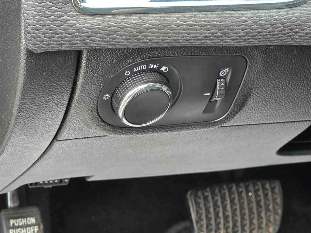 Used 2019 Silver Chevrolet LT image 8