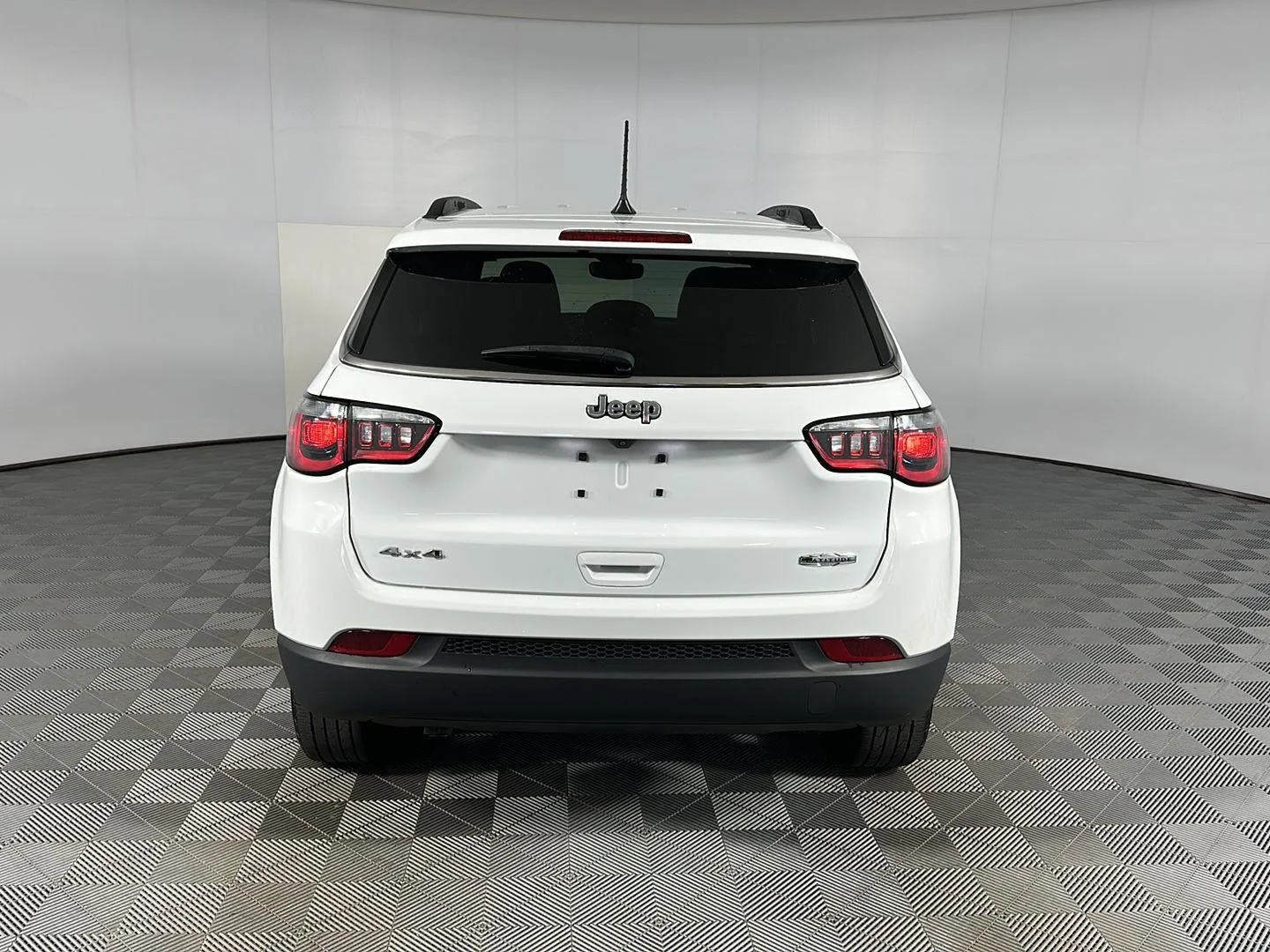 Used 2024 Bright White Clearcoat Jeep Latitude image 28