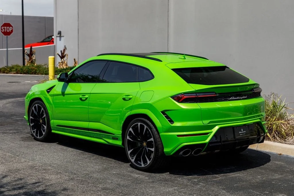 Used 2025 Green Lamborghini SE image 3
