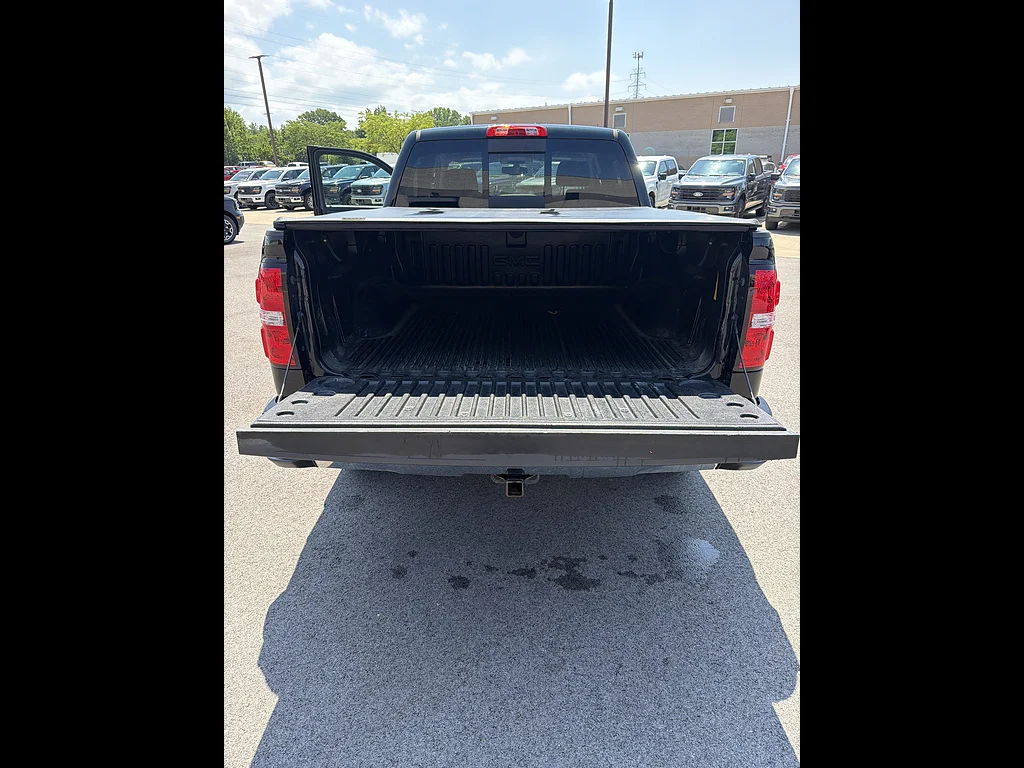 Used 2018 Onyx Black GMC SLE image 4