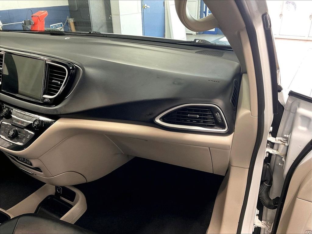 Used 2023 White Chrysler Touring L image 13