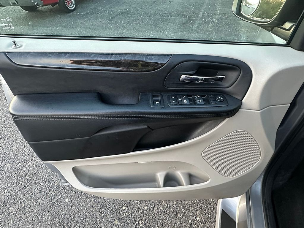 Used 2014 Silver Dodge Wheelchair Accessible- SXT image 15