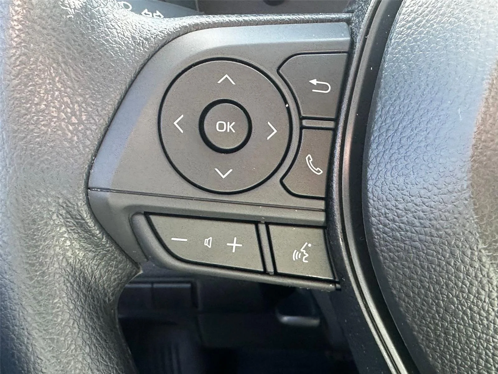2025 Toyota Corolla LE - Photo 17