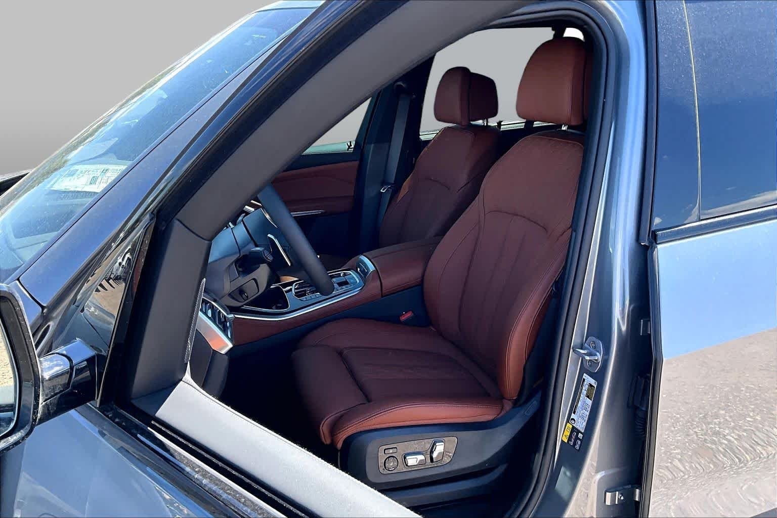 New 2026 Skyscraper Grey Metallic BMW xDrive50e image 9