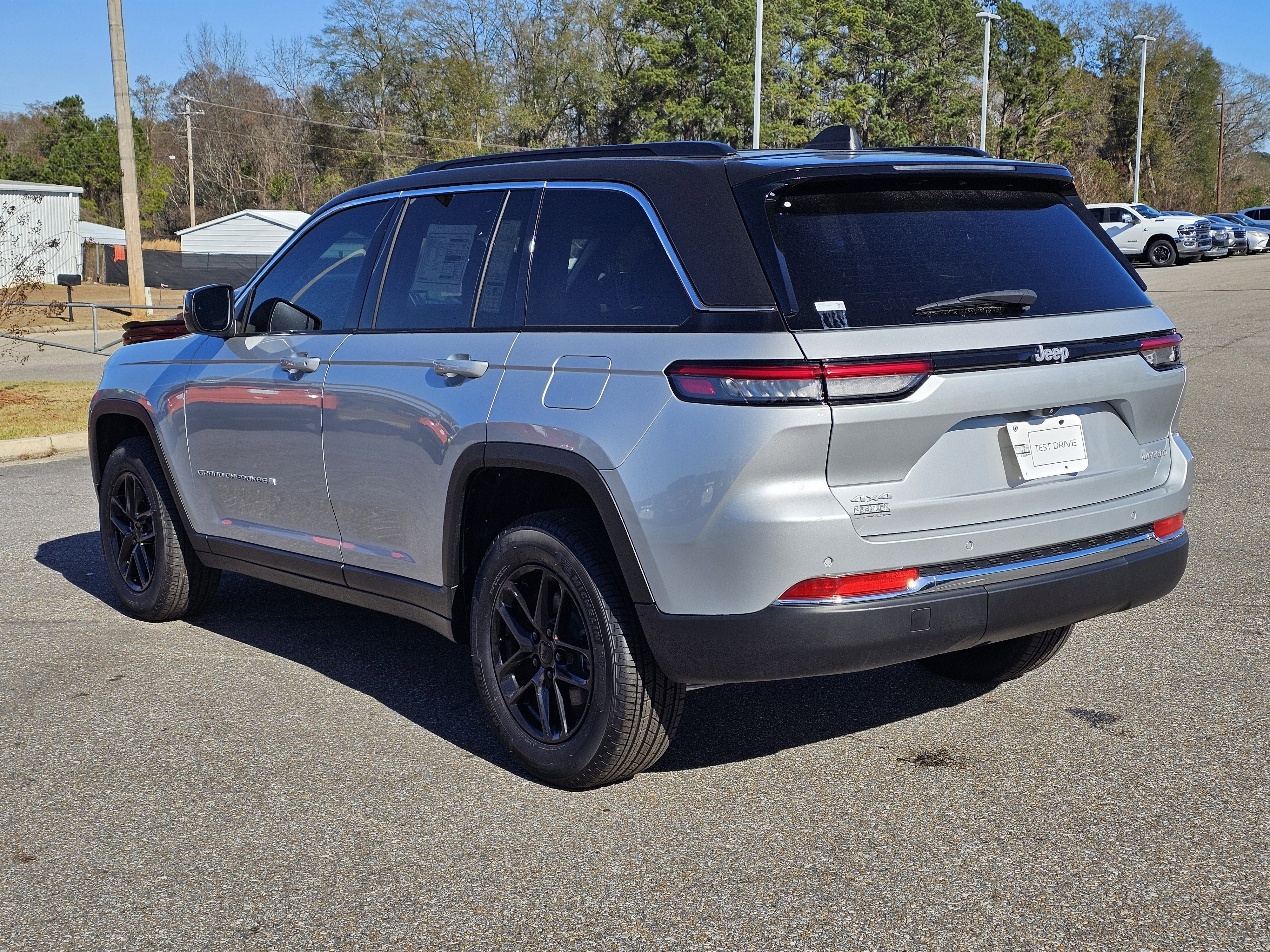 New 2024 Silver Zynith Jeep Laredo X image 13
