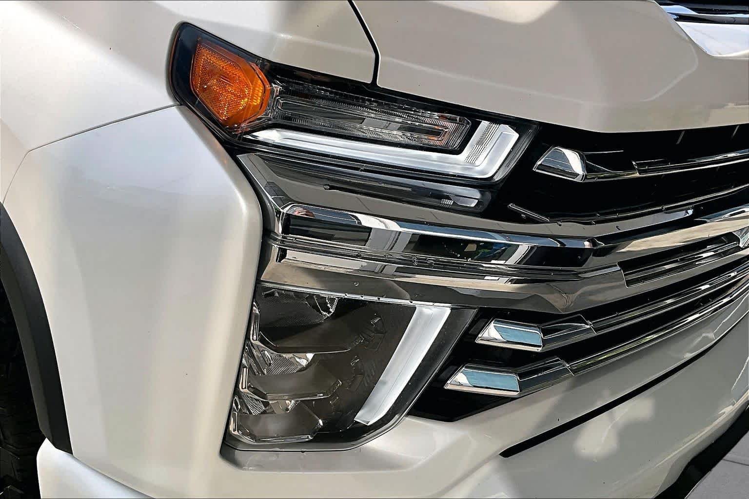 Used 2023 Iridescent Pearl Tricoat Chevrolet High Country image 24