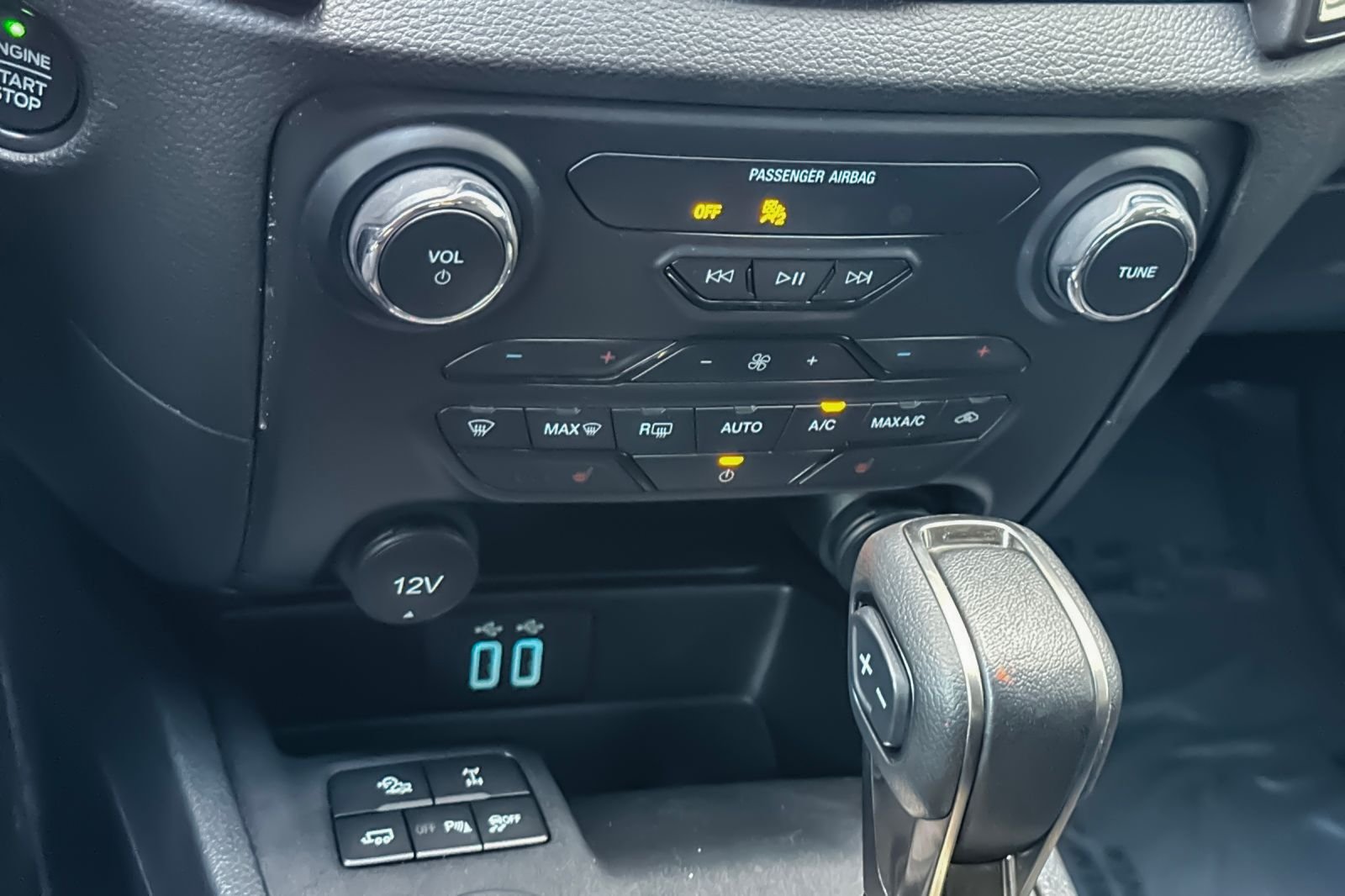 Used 2022  Ford Lariat image 19