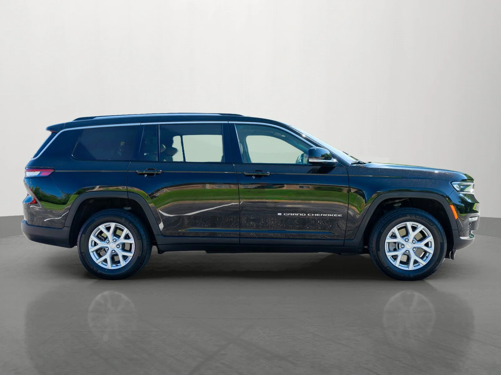 Used 2023 Diamond Black Crystal Pearlcoat Jeep Limited image 8